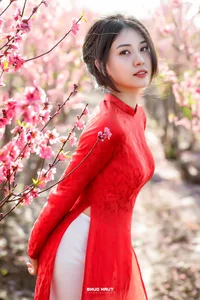 Elegant Vietnamese Tradition: Lê Thị Phương Thảo in Stunning Áo Dài Photography - image 6