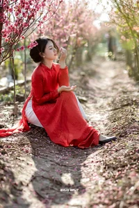 Elegant Vietnamese Tradition: Lê Thị Phương Thảo in Stunning Áo Dài Photography - image 8