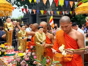 Traditional Buddha Bathing Ceremony Celebrated During Chol Chnam Thmay Festival - image 3