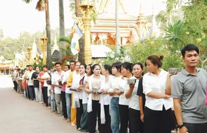 Traditional Buddha Bathing Ceremony Celebrated During Chol Chnam Thmay Festival - image 5
