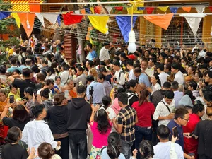 Traditional Buddha Bathing Ceremony Celebrated During Chol Chnam Thmay Festival - image 4