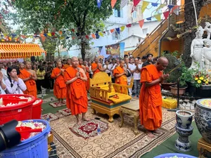 Traditional Buddha Bathing Ceremony Celebrated During Chol Chnam Thmay Festival - image 7