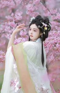 Nu Li Hua Zhuang De Sui Sui: A Journey Through YiTuYu Art Language Vol.6610 - image 2