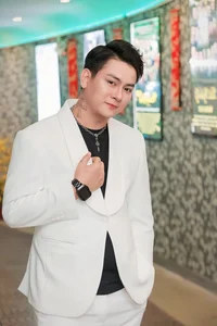 Singer Hoai Lam Debuts Surprising New Look and Finds Newfound Happiness Beyond the Spotlight - image 2