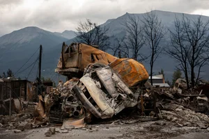 Devastating Wildfires Ravage Famous Tourist Town: A Visual Report on the Environmental Impact - image 15