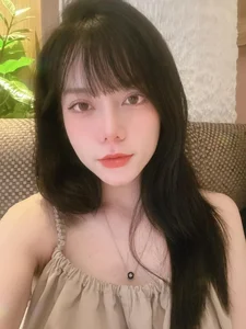 Meet the Three Stunning Daughters of Actress Hoang Yen: A Glimpse into Their Floral Beauty and Style - image 2