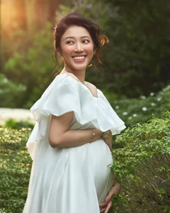 MC Yumi Duong Radiates Elegance with Stunning Maternity Photoshoot and Pregnancy Style - image 0