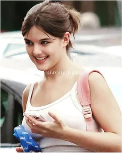 Suri Cruise at 17: Tom Cruise’s Daughter Stuns with Radiant Smile and Effortless Street Style in New York City - image 0