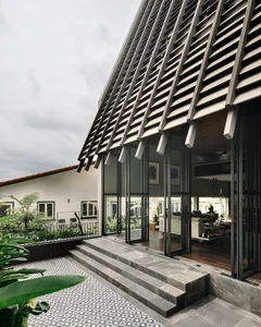 Innovative Urban Architecture: Exploring the Stunning Infinity Garden Townhouse Design - image 0