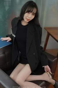 IESS TuanTuan: Professional Long Legs in Suit Aesthetic - image 3