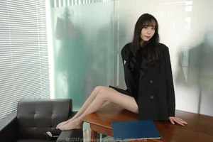 IESS TuanTuan: Professional Long Legs in Suit Aesthetic - image 38