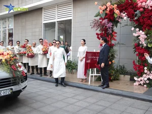 Groom Vinh Nguyen Shines in Elegant Ao Dai for Engagement to Diem My 9X - image 3