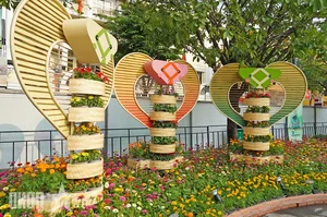Nguyen Hue Flower Street 2025: The Majestic Snake Mascot Revealed - image 0