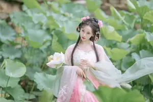 Enchanting Grace: Yi Ming in Hanfu Amidst Lotus Pond | YiTuYu Vol.8804 - image 0
