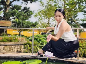 A Closer Look at the Sophisticated Charm of NSND Việt Anh’s Partner - image 3