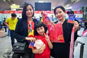 Vietnamese Fans Travel for ASEAN Cup Final Support and Tourism - image 7