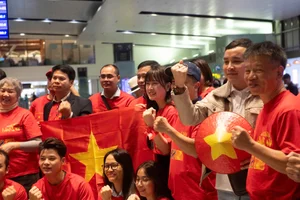 Vietnamese Fans Travel for ASEAN Cup Final Support and Tourism - image 8