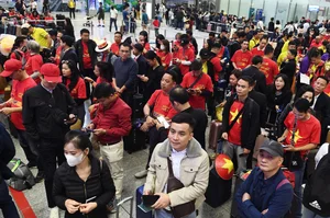 Vietnamese Fans Travel for ASEAN Cup Final Support and Tourism - image 3