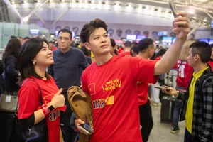Vietnamese Fans Travel for ASEAN Cup Final Support and Tourism - image 9