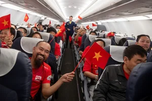 Vietnamese Fans Travel for ASEAN Cup Final Support and Tourism - image 2