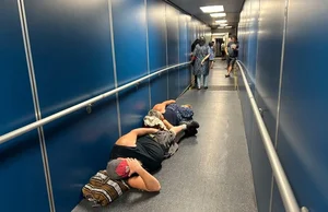 Global Tech Outage Causes Chaos: Travelers Stranded at Airports Due to Blue Screen Error - image 4