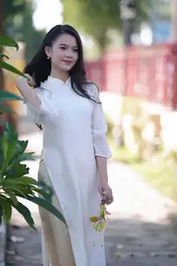 Graceful Vietnamese Girl in White Ao Dai - Captivating Traditional Beauty - image 1
