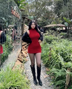 Festive Glamour: The Viral Fashion Influencer’s Stunning Sexy Santa Transformation - image 0