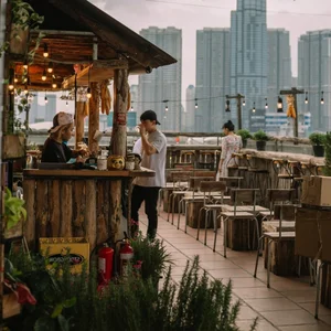 Top Rooftop Cafes in HCMC to Watch the New Metro Line - image 8