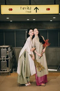 Vietnamese Beauty Queens Showcase Elegant Ao Dai Trends for Spring 2025 - image 2