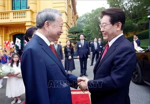 General Secretary and President To Lam Presides Over Official Welcome for South Korean President - image 2