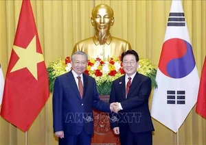 General Secretary and President To Lam Presides Over Official Welcome for South Korean President - image 5