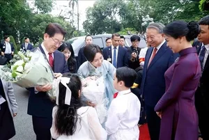 General Secretary and President To Lam Presides Over Official Welcome for South Korean President - image 4