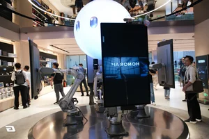 HONOR Alpha Store Shenzhen: A Revolutionary Concept in Modern Tech Retail - image 16