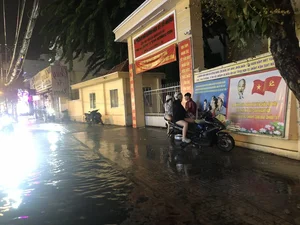 Exploring Ho Chi Minh City in the Rain: Locals and Tourists Embrace the Weekend Despite Stormy Weather - image 24