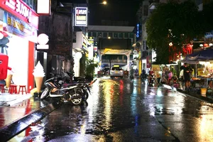 Exploring Ho Chi Minh City in the Rain: Locals and Tourists Embrace the Weekend Despite Stormy Weather - image 22