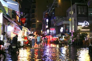 Exploring Ho Chi Minh City in the Rain: Locals and Tourists Embrace the Weekend Despite Stormy Weather - image 21