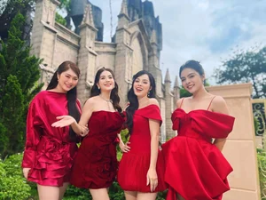 Van Trang Celebrity Lifestyle: Glamorous Moments and Fashion Inspiration with Close Friends - image 8