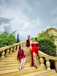 Van Trang Celebrity Lifestyle: Glamorous Moments and Fashion Inspiration with Close Friends - image 6