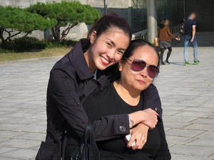 Tăng Thanh Hà Shares Heartwarming Travel Moments with Her Mother: A Glimpse into the Star's Family Life - image 1