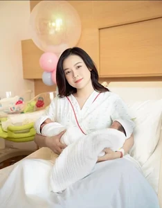 Sam’s Beauty Evolution: From Teen Icon to Radiant Mother of Two - image 0