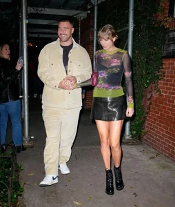 Taylor Swift and Travis Kelce: Dating Rules and Rumors of a Secret Engagement Ring Purchase - image 0