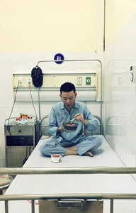 A Story of Devotion: Veteran Actor Retires Due to Illness, Supported by Loving Wife - image 0