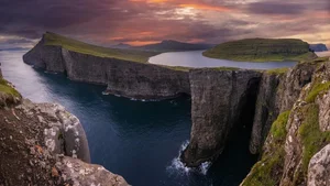 The Breathtaking 'Floating' Lake Over the Atlantic Ocean: A Natural Wonder of Lake Sørvágsvatn in the Faroe Islands - image 3