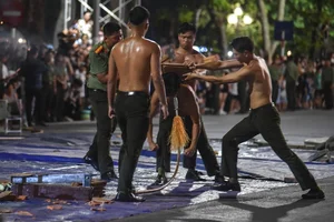 Impressive Performance of the People's Public Security Guard Force at Hoan Kiem Lake - image 2