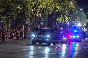 Impressive Performance of the People's Public Security Guard Force at Hoan Kiem Lake - image 1