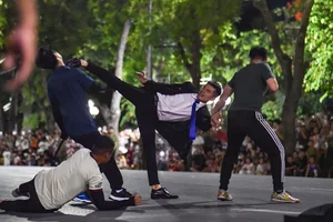 Impressive Performance of the People's Public Security Guard Force at Hoan Kiem Lake - image 0