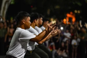 Impressive Performance of the People's Public Security Guard Force at Hoan Kiem Lake - image 9