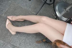 Radiant Summer Style: Tuan Tuan Showcases Elegant Long Legs in Natural Sunlight - image 10