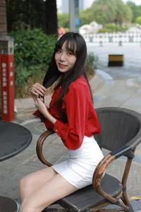 Radiant Summer Style: Tuan Tuan Showcases Elegant Long Legs in Natural Sunlight - image 7