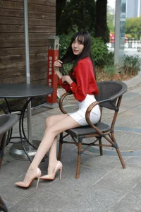 Radiant Summer Style: Tuan Tuan Showcases Elegant Long Legs in Natural Sunlight - image 2